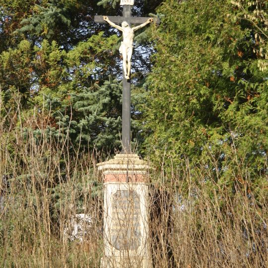 Kříž u kaple v Rokytníku