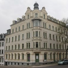 Mietshaus in geschlossener Bebauung, in Ecklage Klarastraße 35