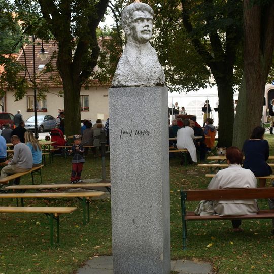 Památník Josefa Uhra v Lomnici