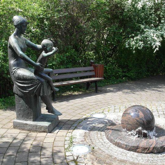 Mutter mit Kind by Vinzenz Wanitschke