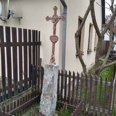 Kříž u křižovatky u potoka