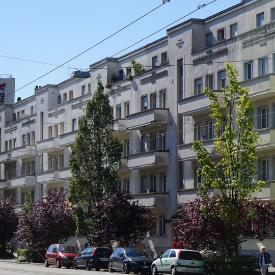 Sechs Mehrfamilienhäuser