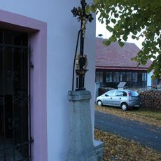 Kříž u kaple v Malči