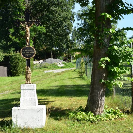 Kříž v Dlouhé Lhotě u rozcestí