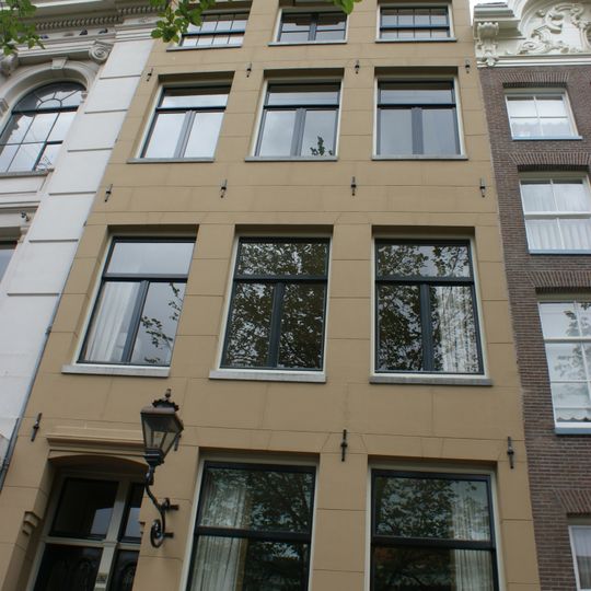 Pand met zandstenen gevel onder rechte lijst