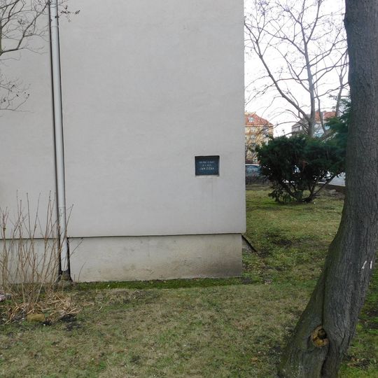 Pamětní deska Jana Žižky na domě Flemingovo náměstí 1417/5 v Dejvicích