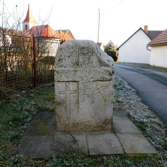 Křížový kámen v centru Těšenova