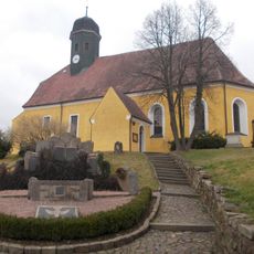 Sachgesamtheit Dorfkirche und Kirchhof Altoschatz, mit folgenden Einzeldenkmalen: Kirche (mit Ausstattung), Einfriedung, Grabmalen, Kriegerdenkmal für die Gefallenen des 1. Weltkrieges und Leichenhalle (siehe Einzeldenkmalliste Obj. 08973850) sowie