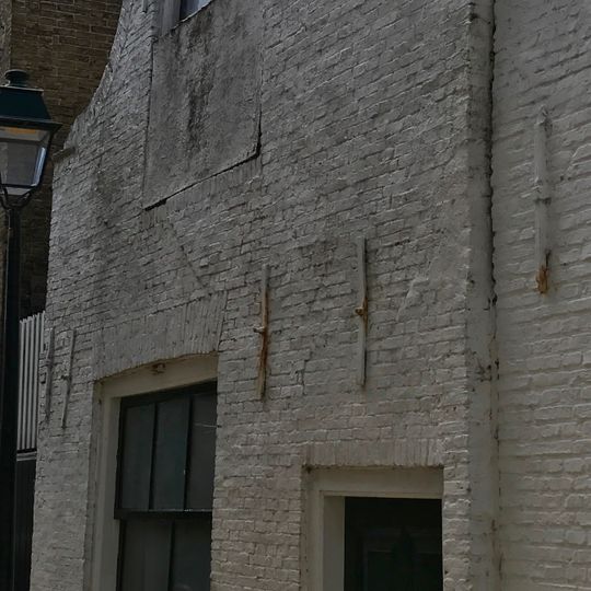 Pandje onder zadeldak tegen klokgevel