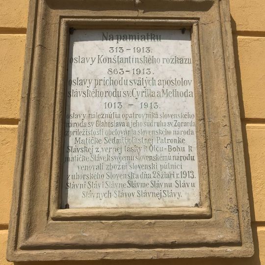 Pamětní deska oslavy Konštantinského rozkazu na budově gymnásia ve Velehradě