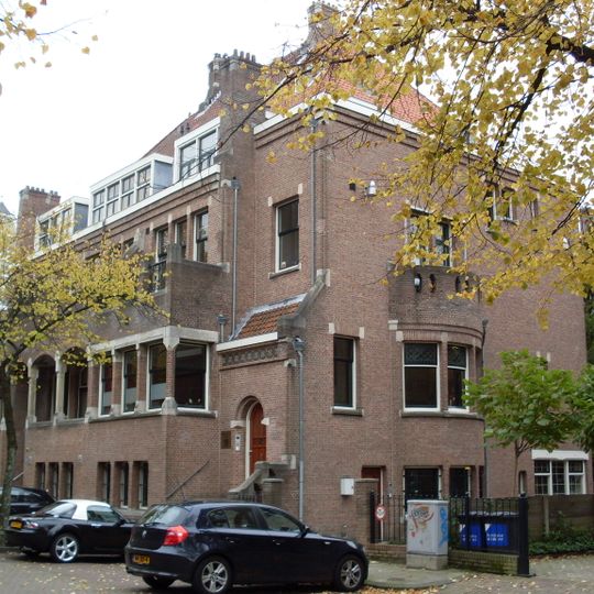 Linker woonhuis van een reeks van drie geschakelde herenhuizen onder één kap