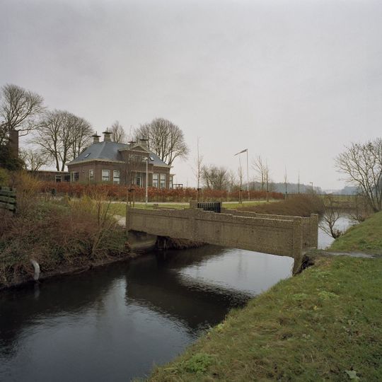 Houkumhuis, voetgangersbrug