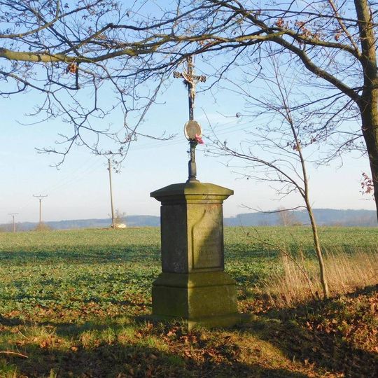 Kříž u polní cesty jižně od Bezděčína
