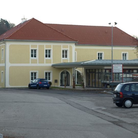 Pfarrhof und Teil des Wirtschaftsgebäudes