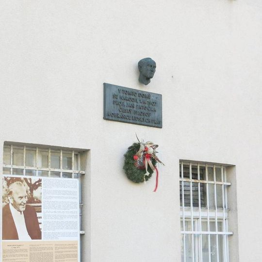 Pamětní deska s bustou Jana Patočky na domě Sobotecká 242 v Turnově