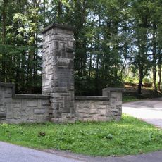 Pomník Vladislava Lepaře na rozcestí u silnice severně od Prachova