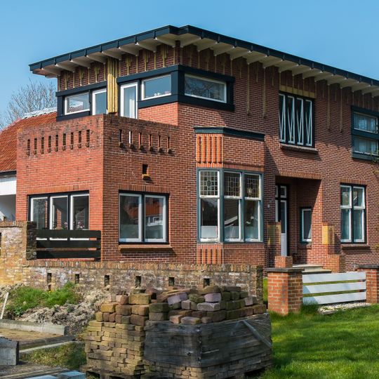 Woonhuis met aangebouwde schuur