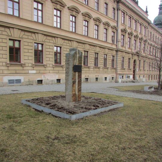 Památník na sochu T. G. Masaryka v ulici Jana Masaryka před gymnáziem