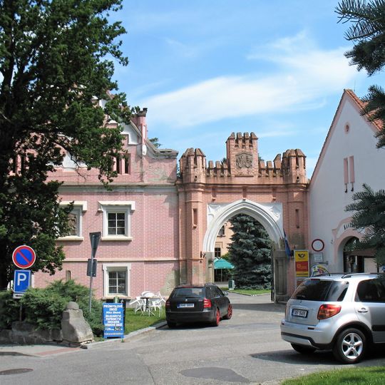 Vstupní brána na předdvoří zámku Vrchotovy Janovice