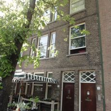 Pand met bakstenen lijstgevel. Deur met omlijsting en bovenlicht. Vensters gewijzigd