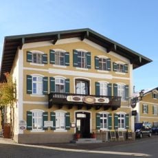Gasthof in Form einer Dreiflügelanlage um einen Hof