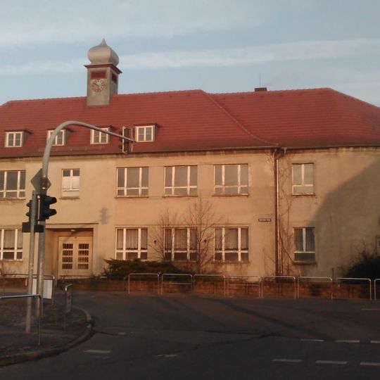 John-Schehr-Straße 2, Schulgebäude