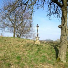 Kříž jižně od kostela u Vidic
