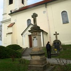 Kříž v Sadech u kostela