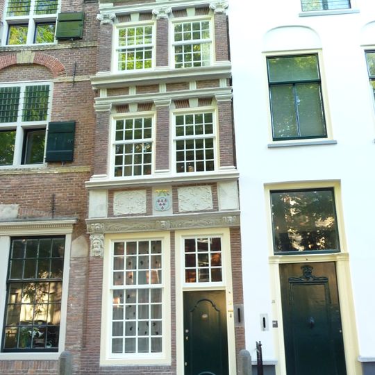 Pand met pilastergevel met fraaie friezen en beeldhouwwerk