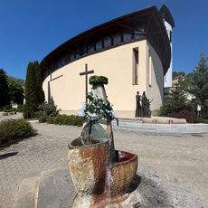 Socha muže u schodů do městského úřadu v Luhačovicích