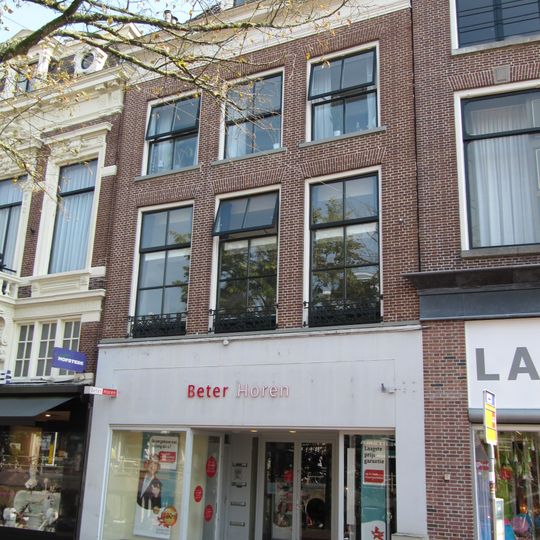 Pand met twee verdiepingen en eenvoudige rechte kroonlijst onder zadeldak met voorschild