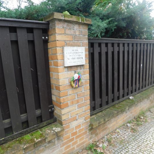 Pamětní deska neznámému hrdinovi na plotu domu Vlašimská 1865/10 na Vinohradech