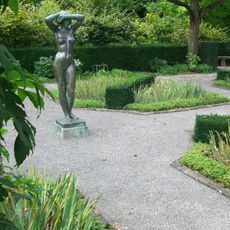 Stehende weibliche Figur