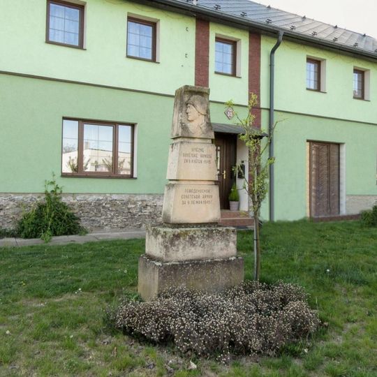 Pomník sovětské armádě v Náklu na návsi