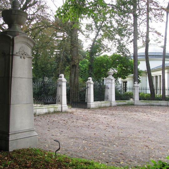 Monumentaal hek binnenplein