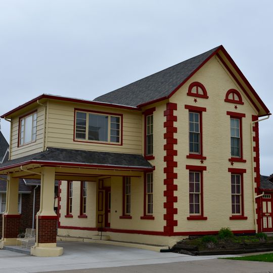 Henry and Johanna Van Maren House-Diamond Filling Station