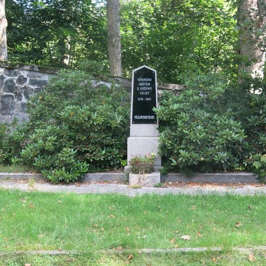 Pomník obětem války 1939-45 na hřbitově v Nejdku