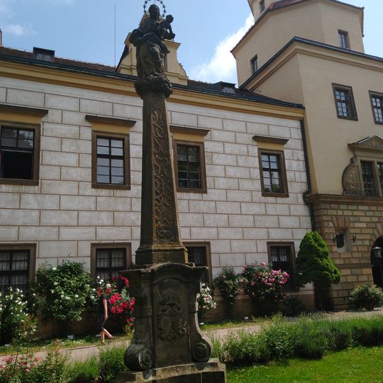 Sloup se sochou Panny Marie v Častolovicích před zámkem