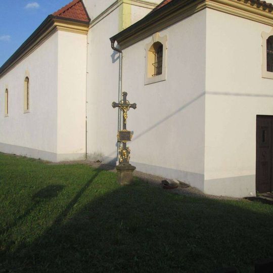 Kříž u kostela v Popovicích