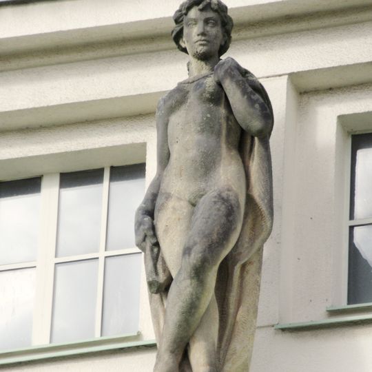 Sochy alegorií Otavy a Vydry na průčelí Podolské vodárny