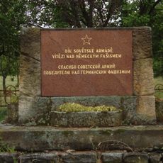 Pomník padlým v Renotách u hlavní silnice