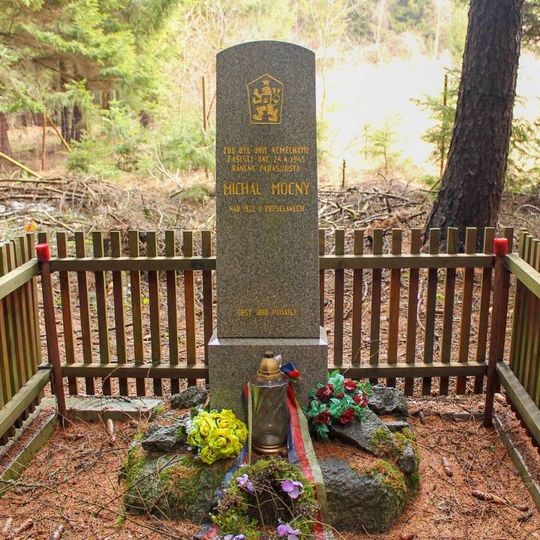 Pomník padlým ve Strážné u lesní cesty