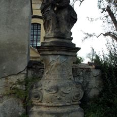 Socha Navštívení Panny Marie u kostela v Nebočadech