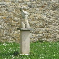 Socha ženského torza na parkánu v Litoměřicích