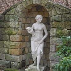 Wasserschöpfende Nymphe