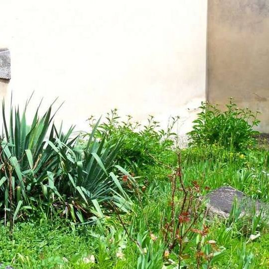 Kamenný kříž ve zdi v Tetíně