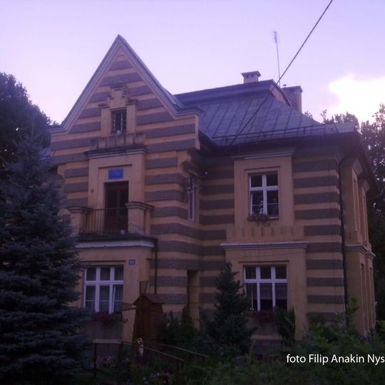 Dom, ob. dom pomocy społecznej