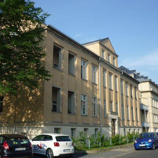 Schule mit Vorplatzgestaltung, Thäterstraße 9, 9a