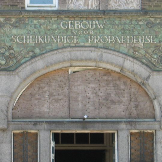 Laboratorium voor Algemene en Analytische Chemie van de Technische Hogeschool, bekend als het gebouw voor Scheikundige Propedeuse. Hoofdtrappenhuis met bouwkeramiek is beschermd.