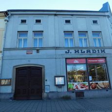 Pamětní deska Václava Viktora Morávka na domě Husovo náměstí 45 v Polné